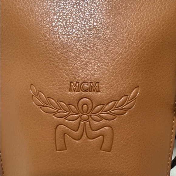 MCM NWT Sunglasses Full inclusion with leather crossbody bag and cleaning cloth - Picture 6 of 6